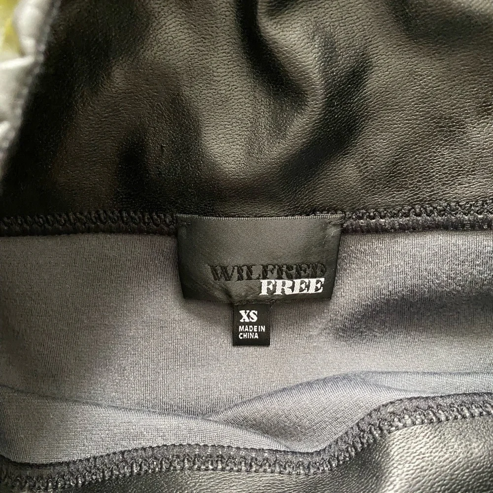 Wilfred Free black leather pencil skirt EUC size XS - Picture 3 of 3